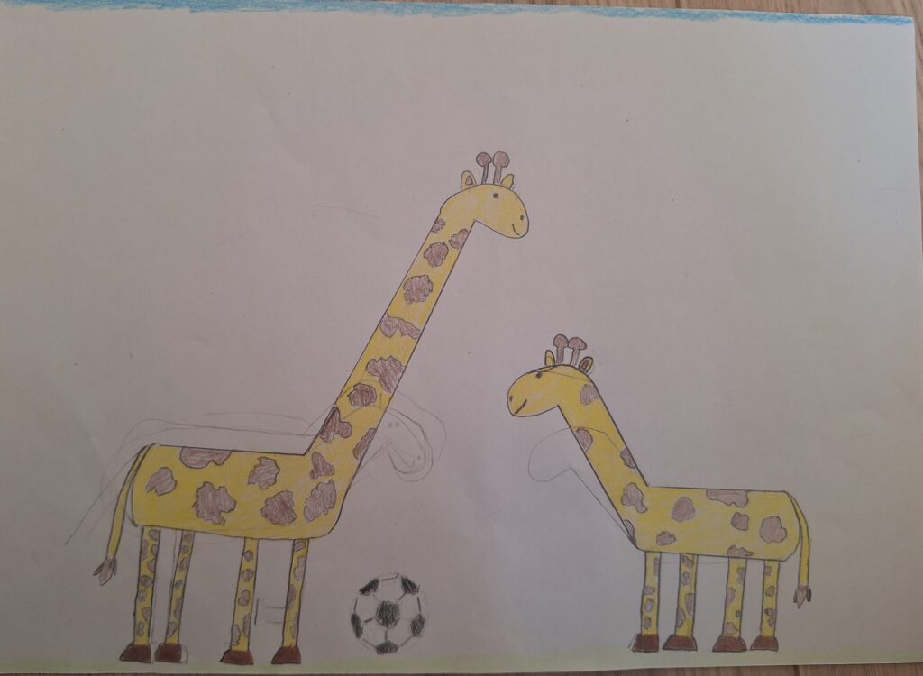 Zwei handgezeichnete Giraffen mit gelben Körpern und braunen Flecken stehen im Gras. Die größere Giraffe steht mit einem Huf auf einem Fußball, während die kleinere Giraffe in seine Richtung schaut. Der Hintergrund ist größtenteils leer.