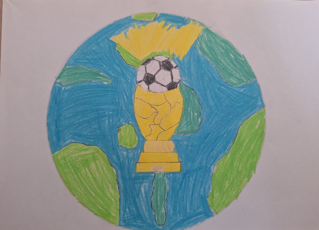 Ein handgezeichnetes Bild der Erde mit einer gelben Weltmeisterschaftstrophäe in der Mitte. Oben auf der Trophäe befindet sich ein schwarz-weißer Fußball, und grüne Kontinente umgeben die blauen Ozeane.