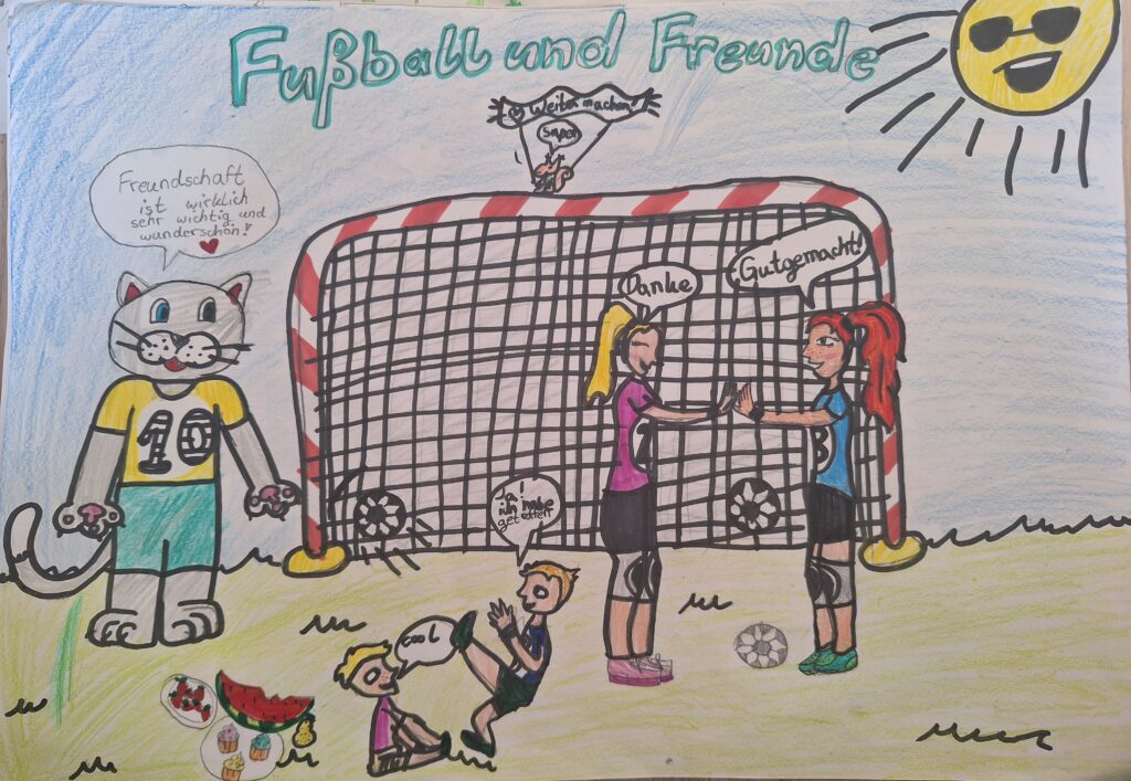 Eine farbenfrohe Zeichnung von Kindern, die in der Nähe eines großen Tores Fußball spielen, mit zwei Mädchen, die sich gegenseitig ein High Five geben, einer lächelnden Sonne und einer Katze in einem Fußballtrikot. Der Text auf Deutsch lautet Fußball und Freunde und Freundschaft ist wichtig!.