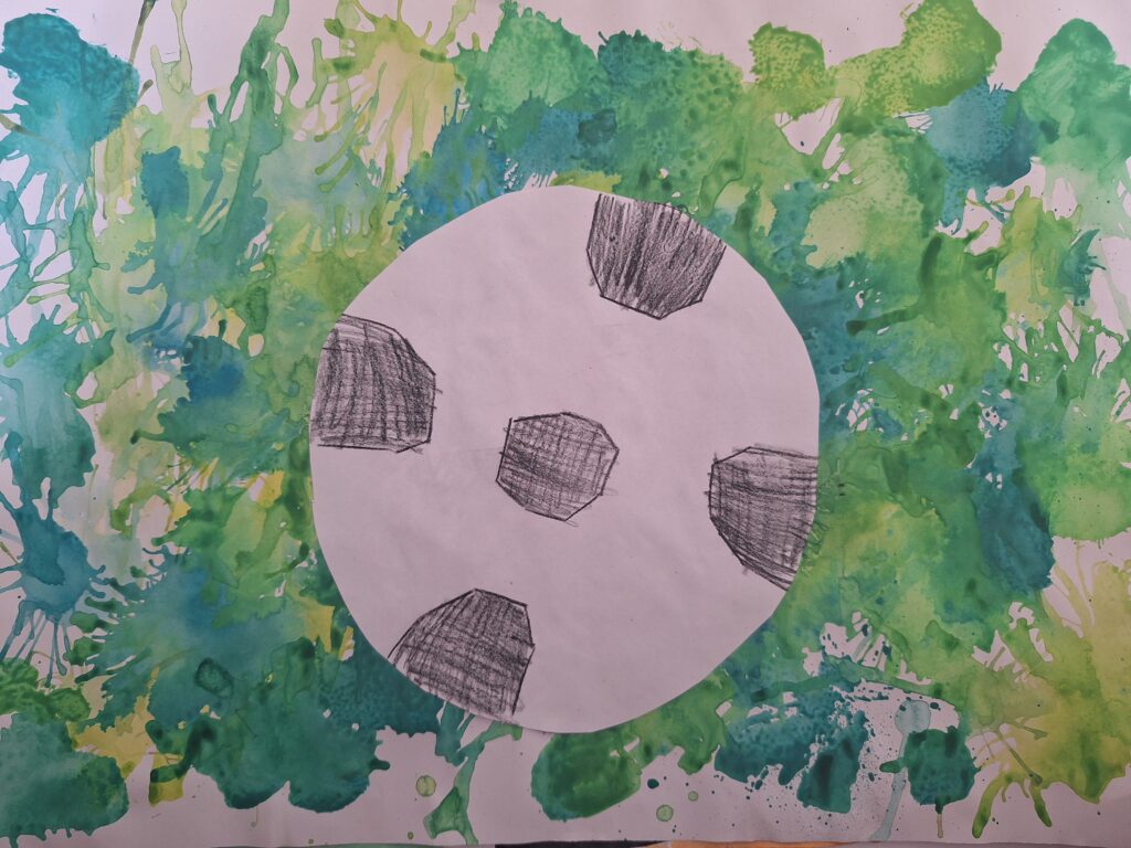 Eine Zeichnung eines schwarz-weißen Fußballs auf einem Hintergrund aus grünen und gelben Aquarellspritzern, der an Gras oder ein Fußballfeld erinnert. Der Ball ist zentriert und hat fünf schattierte schwarze Fünfecke.