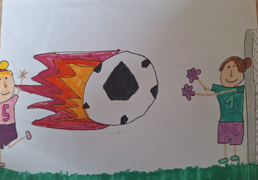 Eine Kinderzeichnung eines Fußballspiels zeigt ein Mädchen in einem rosa Trikot, das einen brennenden Fußball in Richtung eines lächelnden Torwarts in einem grünen Trikot schießt, der neben einem Tor steht. Der Fußballplatz hat grünes Gras.