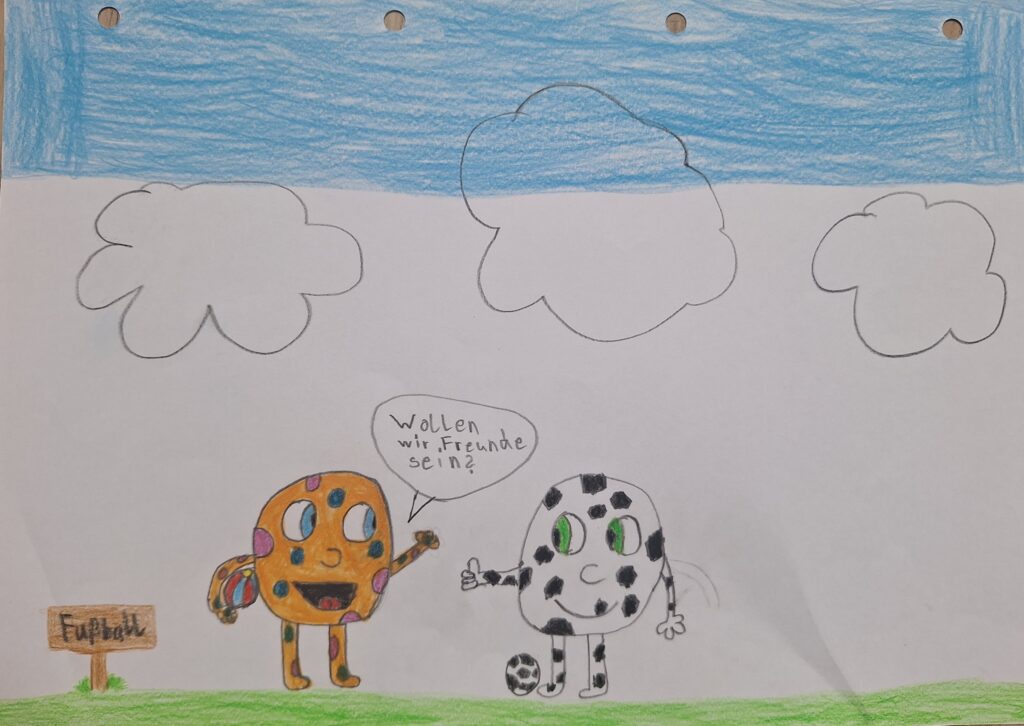 Zwei Cartoon-Fußbälle mit Gesichtern und Armen stehen auf Gras unter einem blauen Himmel mit Wolken. Ein Ball ist orange, der andere ist weiß mit schwarzen Flecken. Der weiße Ball hält einen Fußball. Auf einem Schild steht Fußball. Sprechblase: Wollen wir Freunde sein?.