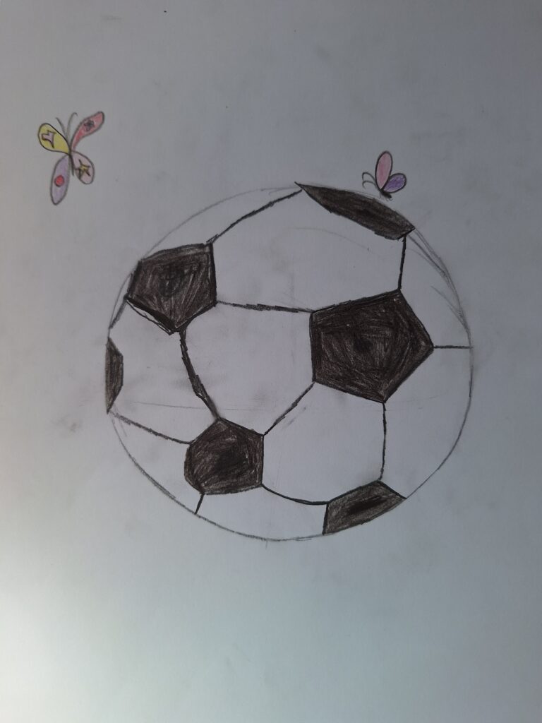 Ein handgezeichneter Fußball mit schwarzen und weißen Flecken ist auf einem weißen Hintergrund zentriert. Zwei kleine, bunte Schmetterlinge fliegen über dem Ball und verleihen der Szene eine verspielte Note.