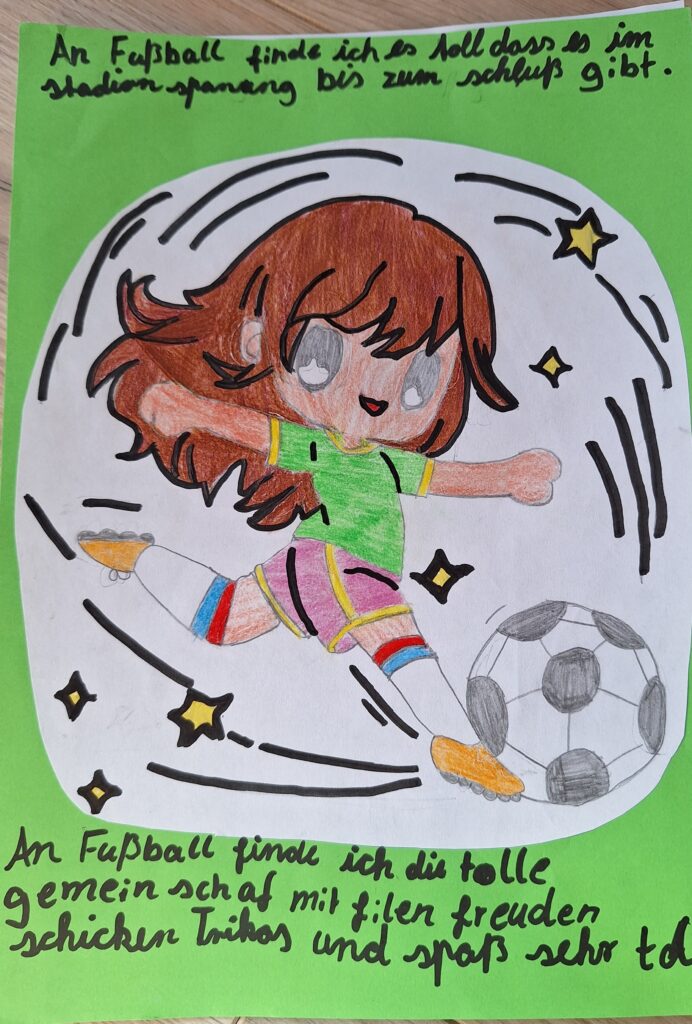Eine Zeichnung eines lächelnden Mädchens in einem bunten Fußballtrikot, das einen Fußball kickt, umgeben von gelben Sternen. Über und unter der Zeichnung steht ein deutscher handgeschriebener Text auf grünem Hintergrund.