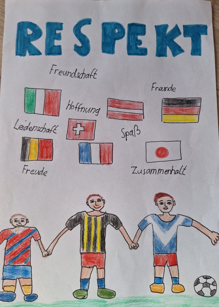 Ein handgezeichnetes Plakat mit RESPEKT am oberen Rand, das Kinder in Fußballtrikots zeigt, die sich an den Händen halten, Flaggen von Italien, Österreich, Deutschland, der Schweiz und Frankreich und Wörter wie Freundschaft, Freude, Hoffnung, Zusammenhalt, Spaß, Leidenschaft.